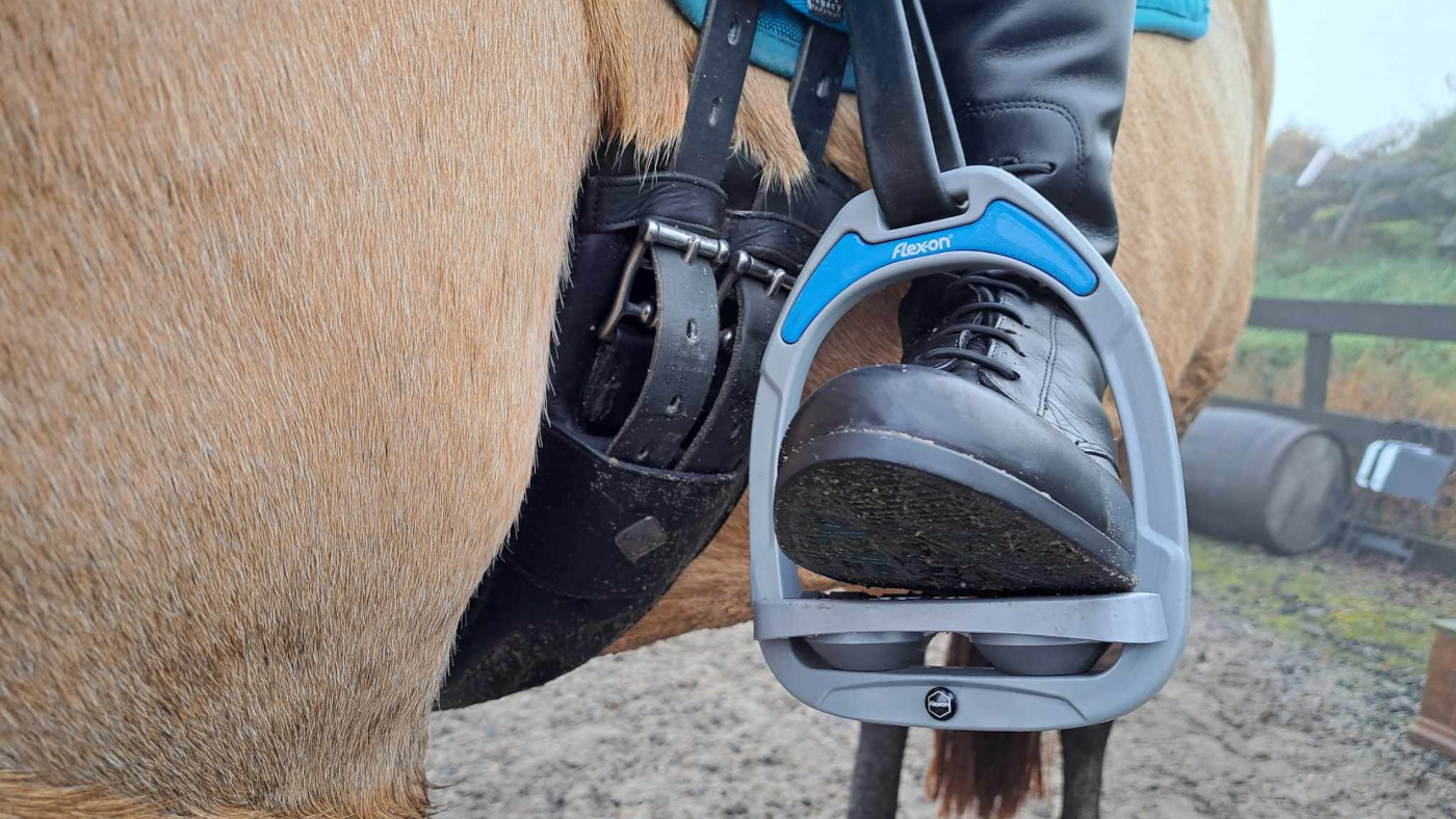 5 Best Stirrup Irons for Jumping in 2025